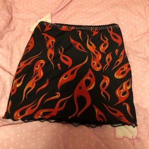 kjol - Kjol med eldsflammor 