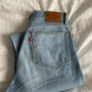 Levis 501  - Säljer dessa fantastiska original jeans från levis i modellen 501, storleken är 27x26, har använt dessa 4 gånger sen köptillfället för 2 månader sen, jeansen är felfria och säljs endast för jag hittat en annan modell som jag gillar mer! Köptes för 1100kr på levis butiken i mos,! Frakt tillkommer på 66kr vid leverans!✨ (jag är 156cm lång) så dessa sitter till ankeln på foten👌🏼