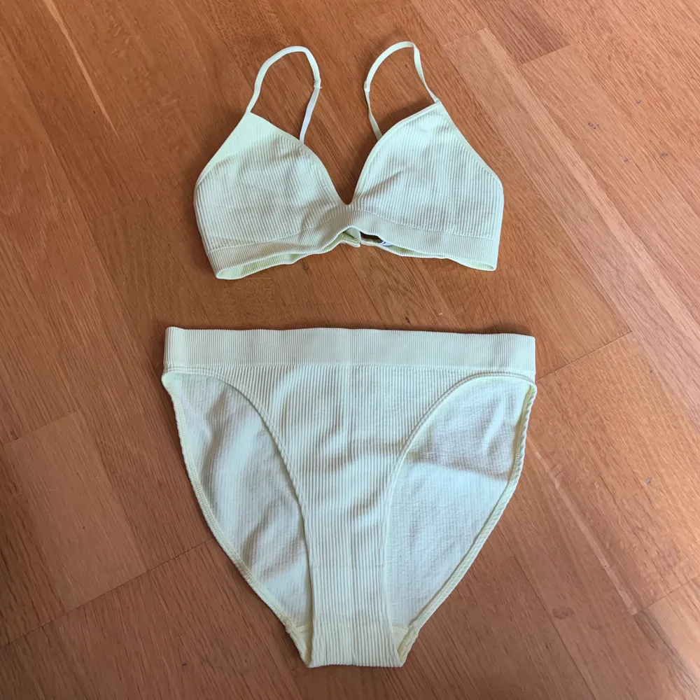 Helt Nya Oanvända underkläder från Weekday, CAT triangel bra, CAT high cut briefa, ljusgul färg! Super fina på och sköna. Storlek Small i båda. Accessoarer.