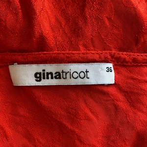 Gina tricot röd blus stl. 36 - Jätte fin blus som blev köpt i 2018, bara använd 2 gånger. Plus den är i jätte bra skick, inga hål eller missfärgningar! Köpt för 350 kr!