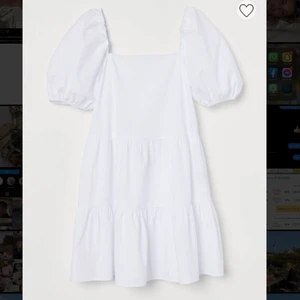 Vit klänning - Finaste klänningen från H&M🤍🤍 perfekt till studenten☺️ Helt ny, säljer pga för stor! Ord. pris 249kr