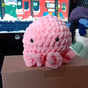 Amigurumi bläckfisk: Elisa - Hej! Jag har gjort amigurumi bläckfiskar som är 9x9x9cm! Gör gärna i en speciell färg eller liknande, bara att skriva. Den på bilden är vad som är färdiggjorda och kan skickas på samma dag! Har en instagram där jag kommer publicera mer virkningar @runicknotbar Antingen kan man få spårbar frakt på 66kr eller skickas som brev för 24 :) 