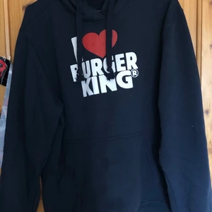LIMITED EDITION BURGER KING HOODIE - Limited edition Burger King hoodie! Fick den av min pappa som va chef där ett tag, super bra kvalite och mysig. Oversized loose fit, kommer från rökfritt hem