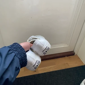 Låga converse - Superfina vita converse i storlek 37. Säljer för 300kr + frakt 
