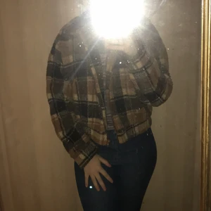 Teddy jacka - Superfin och skön teddy jacka i olika bruna nyanser, passform är lite kort för min smak och därför är den bara använd ett par ggr. inga hål eller smuts. mysig krage som går att fälla upp och den sitter bra i armarna på mig som är 160cm, sitter lite ovanför höfterna på mig. 