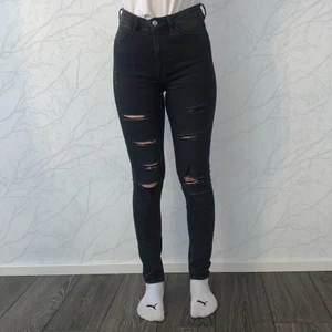 Svart/gråa, håliga jeans från H&M (divided) i storlek 36 - Modellen är 161cm lång. Jeansen är i fint använt skick.