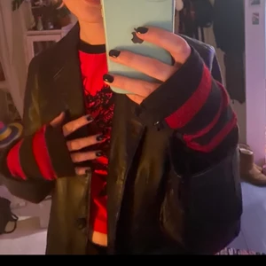 Delias dollskill långärmad tröja  - Denna asballa röda tröjan med samhetsdrake och mesharmar från delias dollskill är använd endast en gång och i princip nyskick. Kommer inte till användning. Möts upp i Gbg eller så betalar köpare frakten!