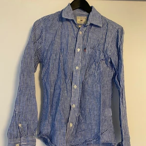 Lexington - Skjorta - Blå skjorta med vita ränder från Lexington. Storlek S. Slim fit.