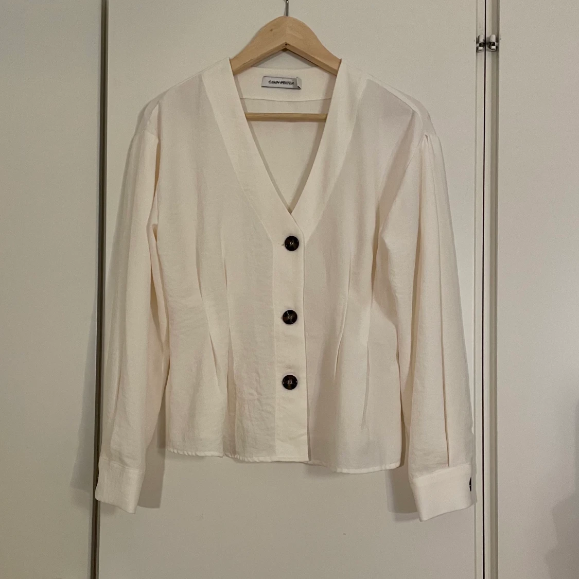 Carin Wester vit blus med bruna knappar