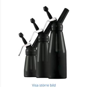 En svart gräddsifon som har använts till lustgas. Säljs då den inte längre används, är i bra skick. Nypris 399kr, alla prylar är kvar! Rymmer 1 liter. 