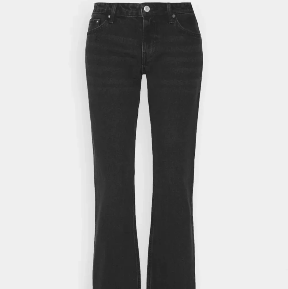 Säljer mina jeans från weekday i modellen arrow low jeans. De är lågmidjade lite utsvängda neråt mot benen. Använda men i fint skick, svarta färgen har till exempel inte nötts bort alls. . Jeans & Byxor.