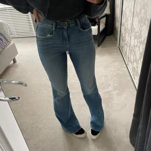 Säljer dessa super fina zara jeans som jag köpte för någon månad sen! Har tyvärr inte fått användning av dem alls, det är använda Max 2 gånger! Långa i benen och sitter jättefint!