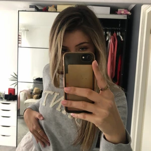 Äkta Gant sweatshirt - Äkta gant sweatshirt i grå, färgen är dock ljusare i verkligheten än på bild. Använd fåtal gånger. Köpte står för frakt, kan disskutera pris