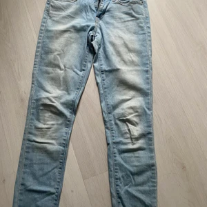 Levis jeans  - Ljusblå levis jeans i storlek 