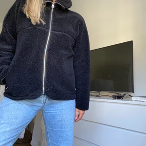 Pile pälsjacka från arket XS - Så mysig päls / pile jacka från arket! Använd typ 2 gånger så som nyskick , storlek XS men för lite mer slim fit passar den mig som är /SM, lite mer oversized för XS