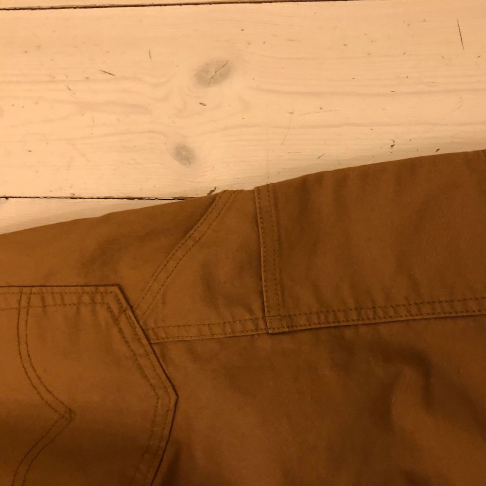 Ljus bruna Levis premium HI-BALL jeans nästan helt o använda och inga skador alls.  Extra fickor på båda ben det vill säga workwear byxor, för bättre bilder kontakta mig gärna! . Jeans & Byxor.
