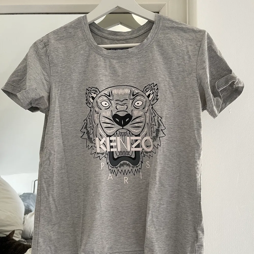 Kenzo tshirt i storlek s i bra skick :) inga fläckar eller hål!. T-shirts.