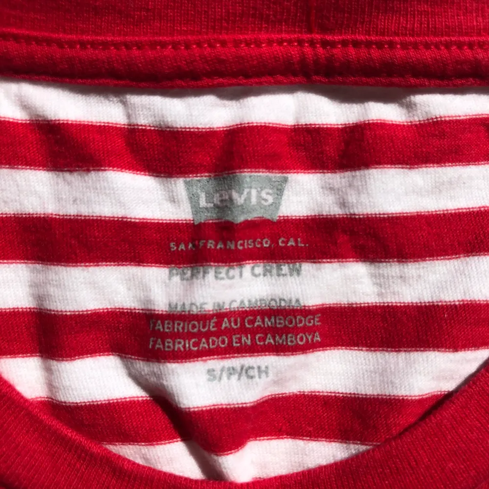 Röd och vit randig Levis t-shirt med liten Levis patch på bröstet, använd ett par gånger, bra skick, inga skador. Storlek S. T-shirts.
