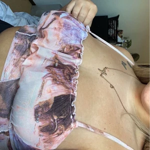 Topp - Så fin topp i ett mesh liknande material. Storlek S! 50kr och kort budgivning vid fler intresserade. Frakt tillkommer 