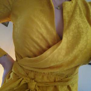 Helt ny gul, skir siden liknande skjort topp med knytning i midjan och leopard mönster från märket Miss selfrige, prislappen kvar. 