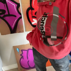 röd hoodie - röd hoodie i storlek l men sitter mer som m                 buda i kommentarerna från 120kr :))