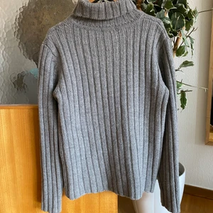 Stickad polotröja Filippa K - Grå stickad polotröja från Filippa k.