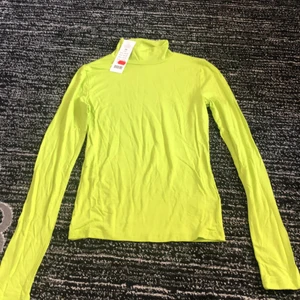 Polo tröja - Helt ny neon tröja från gina tricot i storlek XS, det är ett litet svart streck på baksidan som man ser på sista bilden men syns nästan inte💚 
