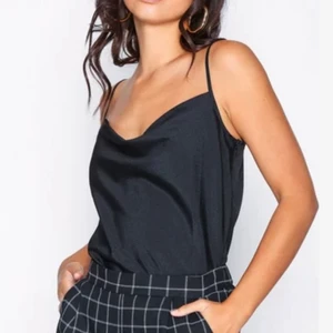 Svart linne - Svart linne från nelly i stl. 38 med häng i bysten