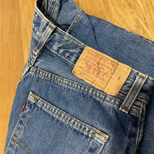 Retro Levis  - Retro Levis med lite högre midja, i bra skick och riktigt coola! Alldeles för stora för mig. frakt tillkommer ✨