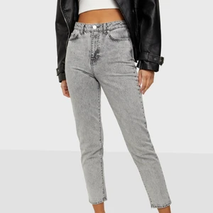 Gråa mom jeans  - Aldrig andvänt bara testat. Skit snygga jeans för dom som gillar mom jeans. Köpta för nån månad sedan.