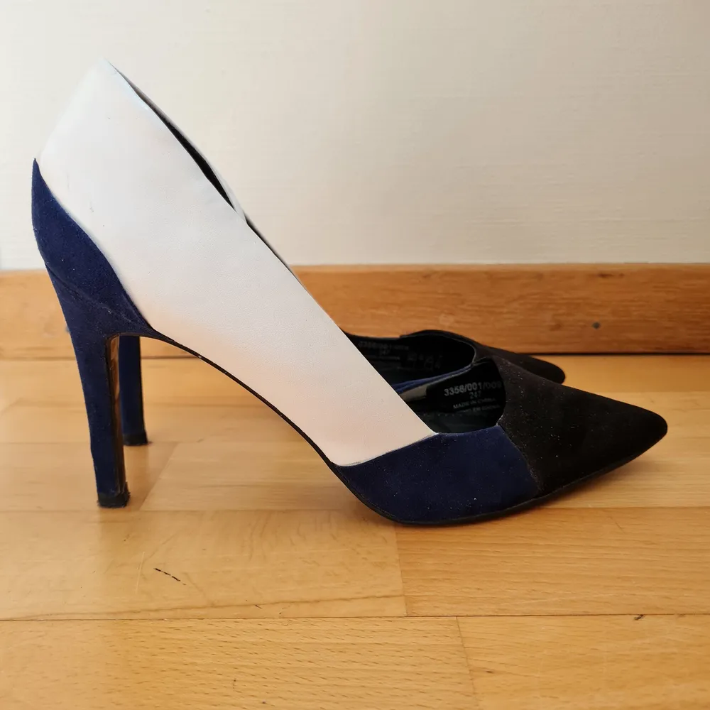 Pointed high-heels from Zara in black, white and dark blue colors. Heel 10 cm. It comes with spare original heels I did not use so when you change them they will look like new! 👠 VERY comfortable despite of a high heel so you can make through the whole night in them with no hurting feet 🥰. Skor.