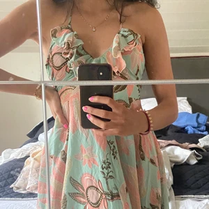 Vintage klänning från H&M - Vintage klänning från H&M, köpt för 8 år sedan! Superfina färger och otroligt fin öppen rygg! Meningen är att man nog ska knyta en fin rosett där bak, vilket jag inte har gjort på bild tre🥰💗🥺💞. Klänningen är lång och går ner till fötterna på mig som är 170 cm! 