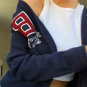 kofta  - Säljer denna kofta från jag vet inte vart. Storlek M, passar mig som har s-m. 100kr + frakt💕