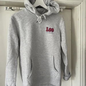 Lee - Ljusgrå hoodie från Lee, inte heller använd mycket alls. Storlek xs. Sjukt fin ljus färg.