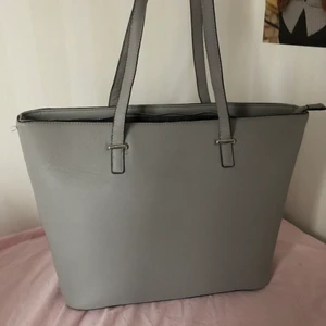 väska från Dondonna  - En grå axelväska som man får plats med mycket saker i. Banden är lite slitna med dem syns inte om man inte kollar noga. 