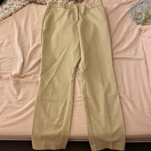H&M 40 - Söt beige byxor har använt den för 2 gånger. 
