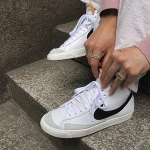 Nike Blazer Mid ’77 - Obs! Första bilden lånad via Pinterest. Oanvända Nike Blazer mid ’77 sneakers, junior modell, nypris 850kr.