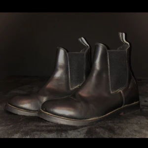 Ridskor! - Ett par väl använda ridskor i strl 39. Märket är Jacson. Jätte sköna att rida i och bra kvalite! 🥰🥰 (Går även och frakta)