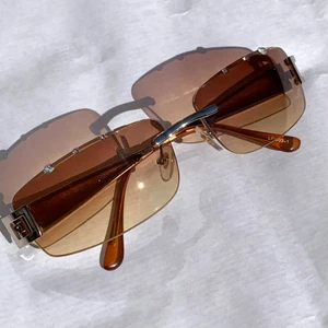 Bruna solglasögon men bling - Inga repor eller nånting, så fina. 