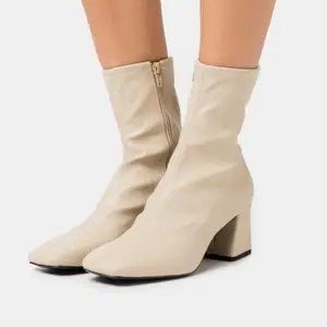 Super snygga boots, beiga, fyrkantig tå, super sköna, ca 5cm klack, sparsamt använda, strl 38, köparen står för frakten