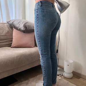 Jeans från Tommy Hilfiger, sitter väldigt fint men tyvärr lite för tight för min smak. Använda någon enstaka gång men som nya! Jag är 161 cm lång och har normalt 36 i jeans.