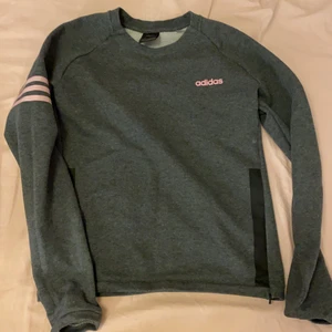 Adidas S - En fin adidas tröja har använt den 1 gång. 