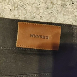 Svarta jeans WHYRED helt nya - Svarta jeans i storleken 26/32. Helt nya och hög midja passar den som är lång och smal vilket jag tydligen inte är. Skickas mot frakt omgående och foto tas när dom postas. Vid frågor skriv. Nypris 1300kr och lappar sitter kvar!