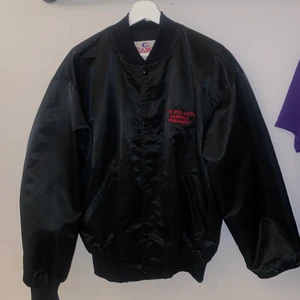 Vintage jacka - Köpt i en vintage-butik i nyc! Den är lite oversized i modellen passar en S/M/L beroende på passformen man vill uppnå!  