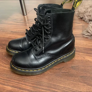 Dr martens  - Modell 1460 inköpta för 2000. Säljes i befintligt skick. Möts upp i Malmö annars står köparen för frakt. Fler bilder kan skickas 