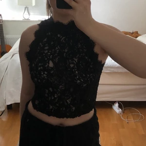 Spets topp - Svart spets topp som sitter super fint💖dragkedja där bak