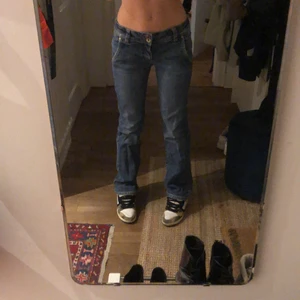 Låmidjade jeans - Absolut snyggaste lågmidjade jeansen!!! Sitter perfekt på mig som är 164 och har den snyggaste passformen💞 dessutom har den bakfickor som liknar trues! 💞 köp direkt för högre pris men lägre om man köper 10/11/12 maj! 