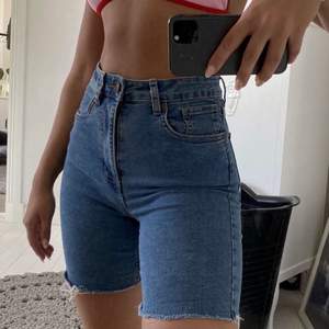 Snygga jeans shorts köpta i Australien 💞 storlek 36 men passar både mindre och större då de är väldigt stretchiga.