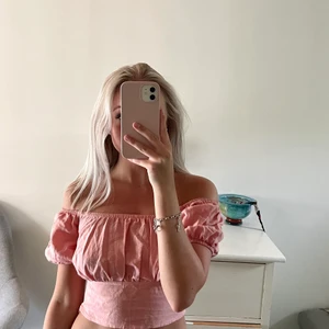 Rosa off shoulder topp NAKD - Topp köpt från nakd för 1 år sedan. Aldrig använd. Märket är Trendyol. Strl 34. 💕✨ Köparen står för frakt!!!