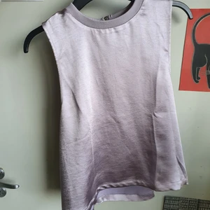 90-tals inspirerad topp från dr denim - Väldigt 90-tals inspirerat linne från märket dr denim i ljus lila satin